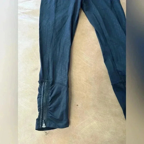 Lululemon Black Print Leggings Scrunched With Zippers Size 6 - Picture 3 of 12